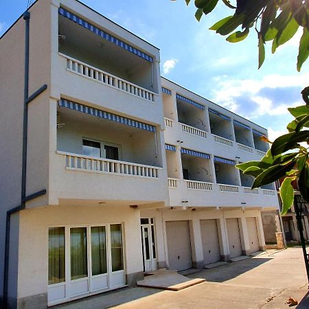 Villa Dvor Apartments Омиш Экстерьер фото