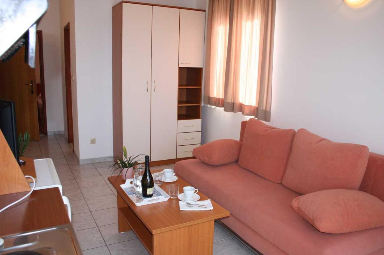 Villa Dvor Apartments Омиш Экстерьер фото