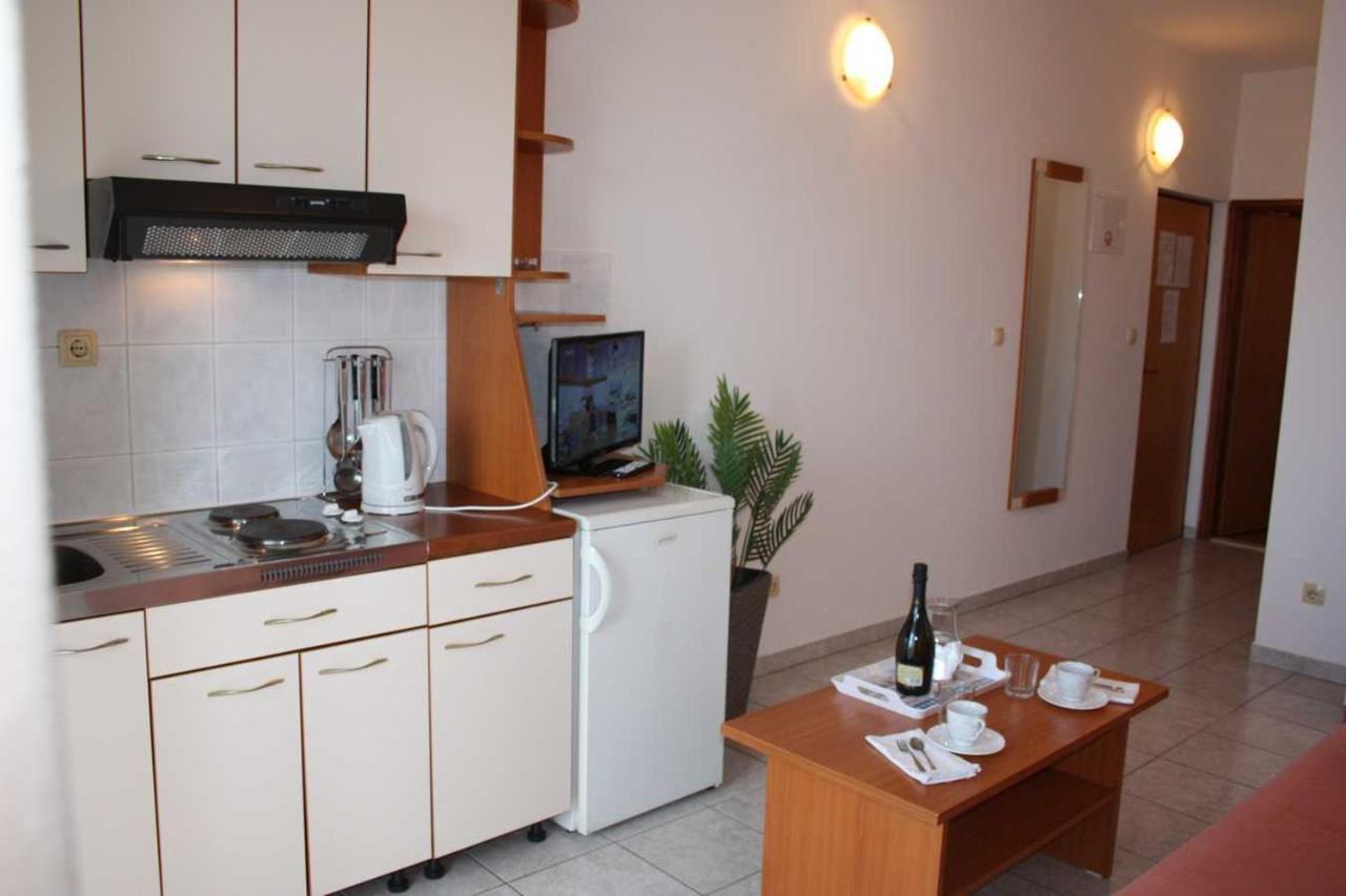 Villa Dvor Apartments Омиш Экстерьер фото