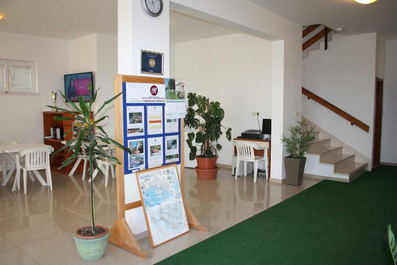 Villa Dvor Apartments Омиш Экстерьер фото