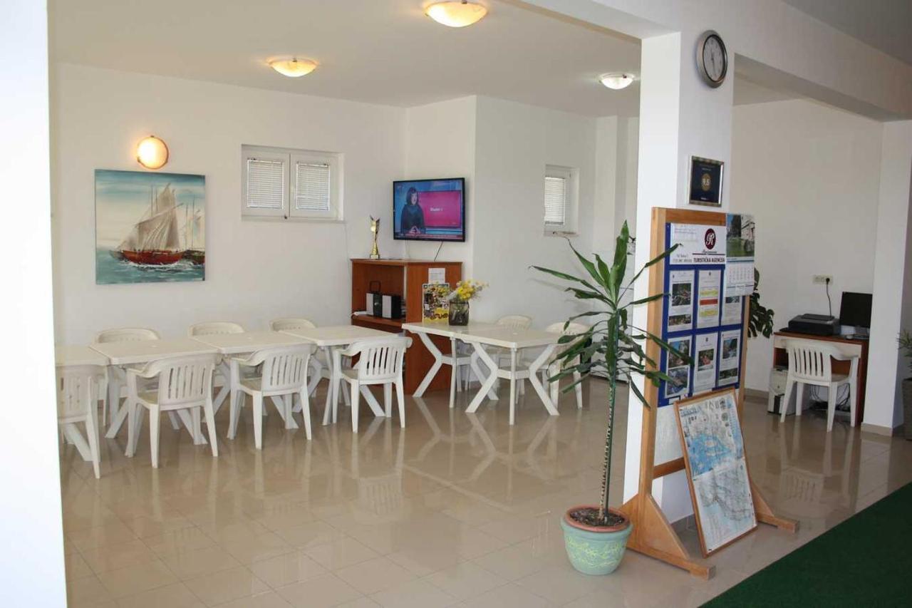 Villa Dvor Apartments Омиш Экстерьер фото