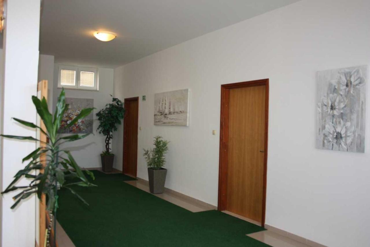 Villa Dvor Apartments Омиш Экстерьер фото