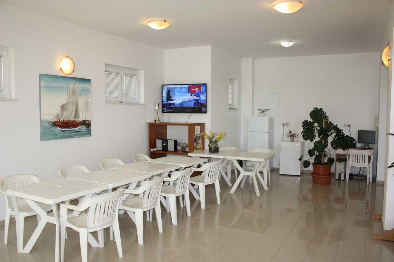 Villa Dvor Apartments Омиш Экстерьер фото