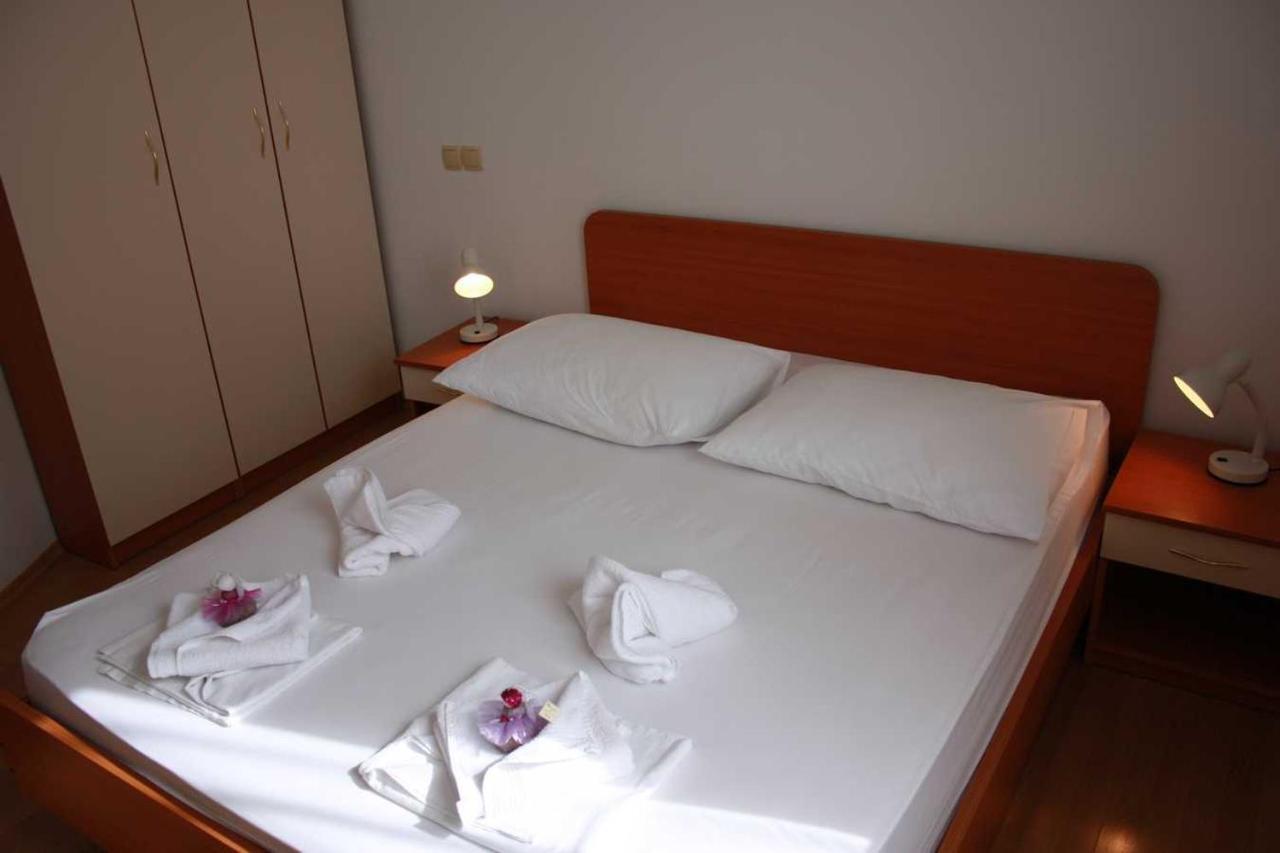 Villa Dvor Apartments Омиш Экстерьер фото