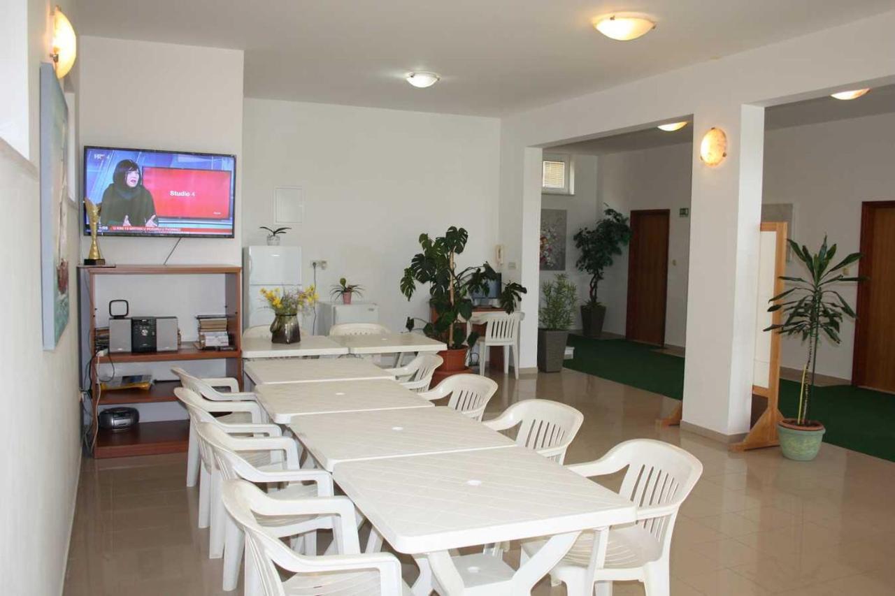 Villa Dvor Apartments Омиш Экстерьер фото