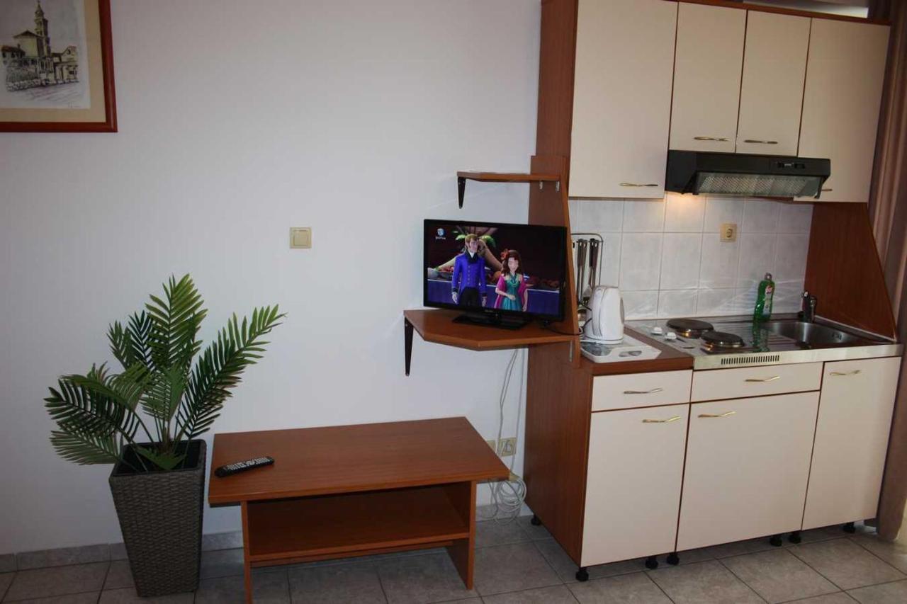 Villa Dvor Apartments Омиш Экстерьер фото