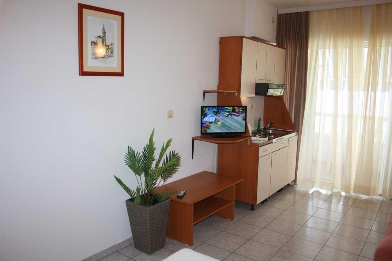 Villa Dvor Apartments Омиш Экстерьер фото